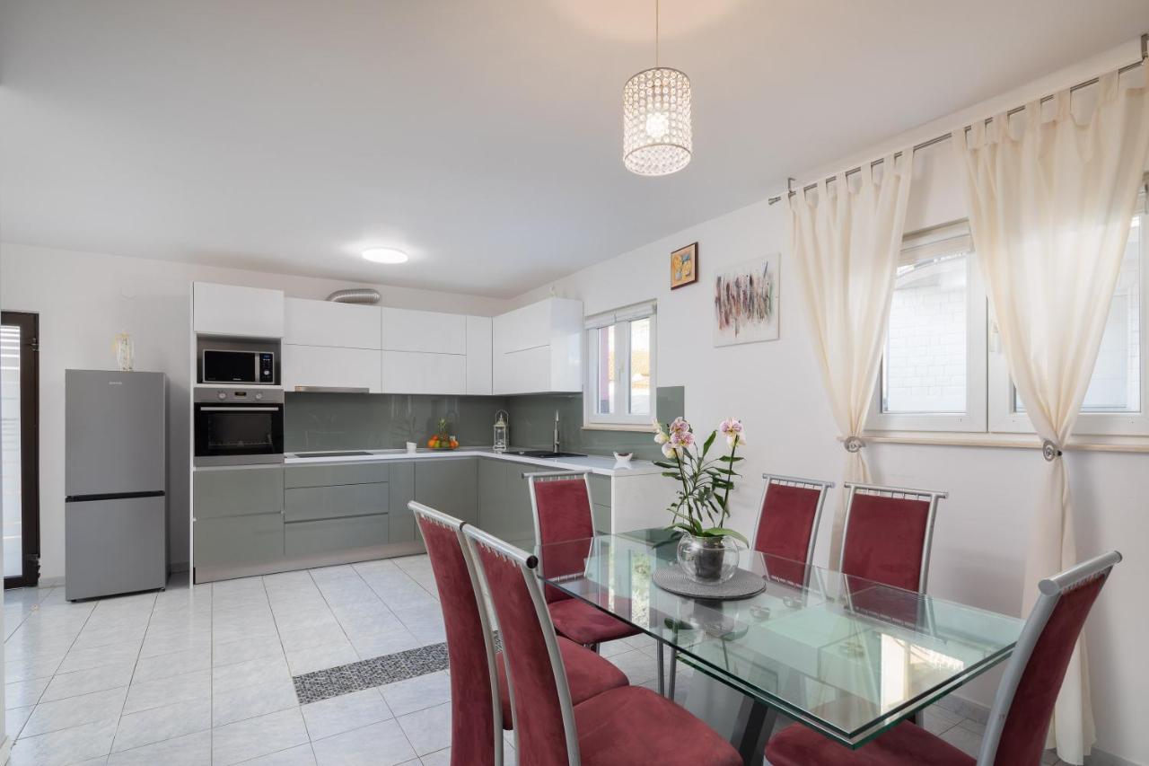 Solaris Holiday Home - Private Pool Stanici 외부 사진